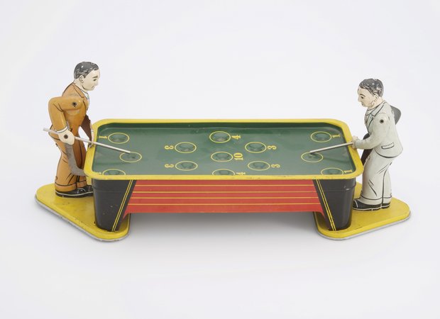 Biljard tafeltje met twee mannen in pak die een keu in hun hand hebben en aan het spelen zijn.