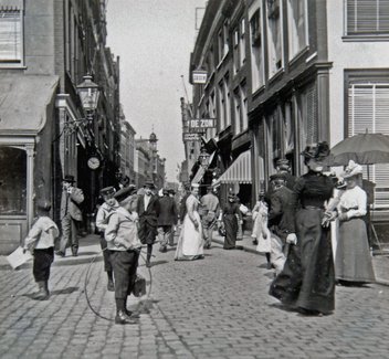 Spelende kinderen rond 1900 op de Voorstraat vanaf de Visbrug
