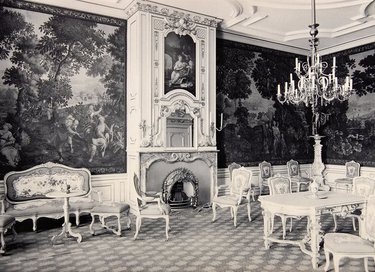 De zaal ingericht als salon in 1902, met de 18de-eeuwse wandtapijten van wol en zijde.