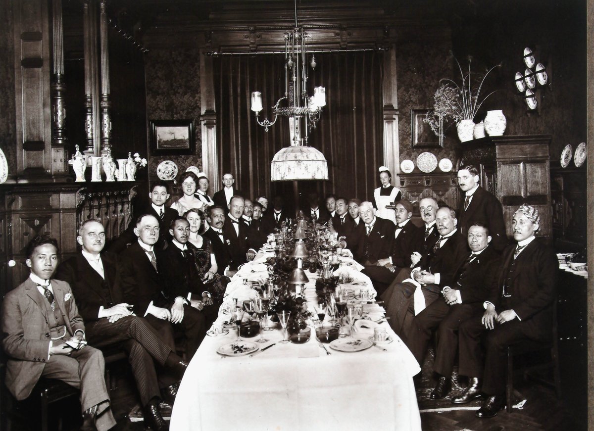 Formeel diner voor een groep Indische vorsten in Dordrecht, 1923 - 1923