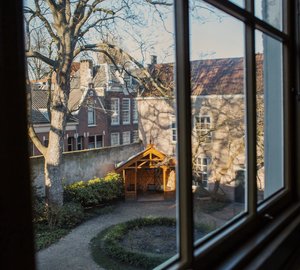 Christine Reehorst - Uitzicht op de wintertuin van Huis Van Gijn. - 2022